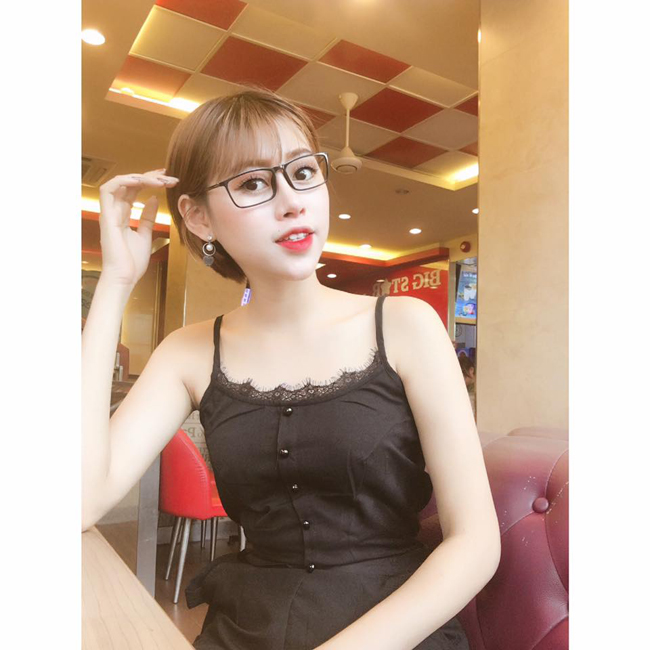 Cô gái ngoáy mũi, chỉnh áo ngực trước cửa kính ô tô là ai?-11