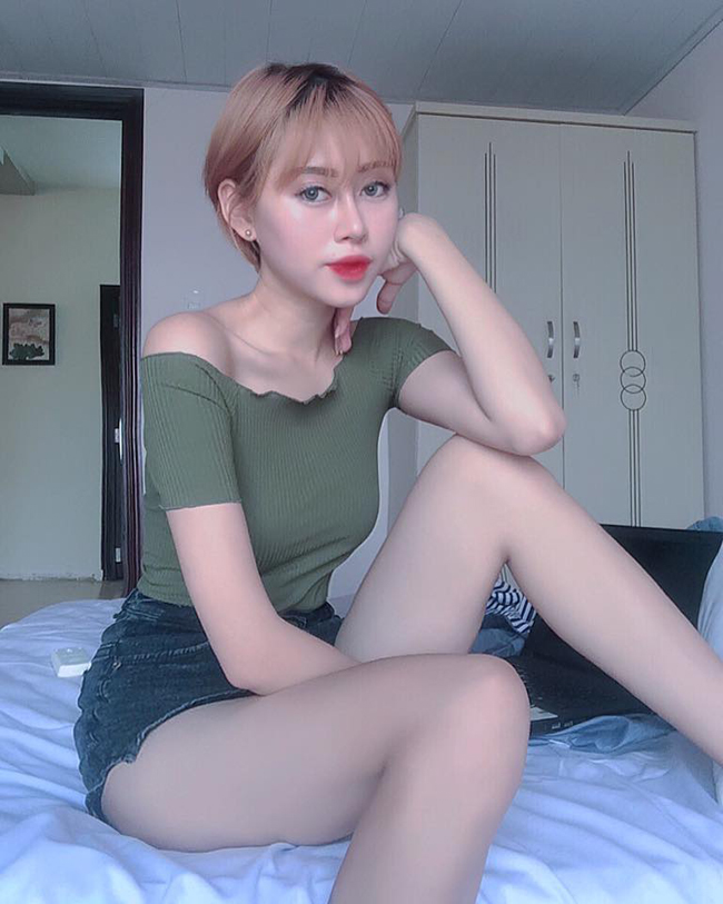 Cô gái ngoáy mũi, chỉnh áo ngực trước cửa kính ô tô là ai?-13