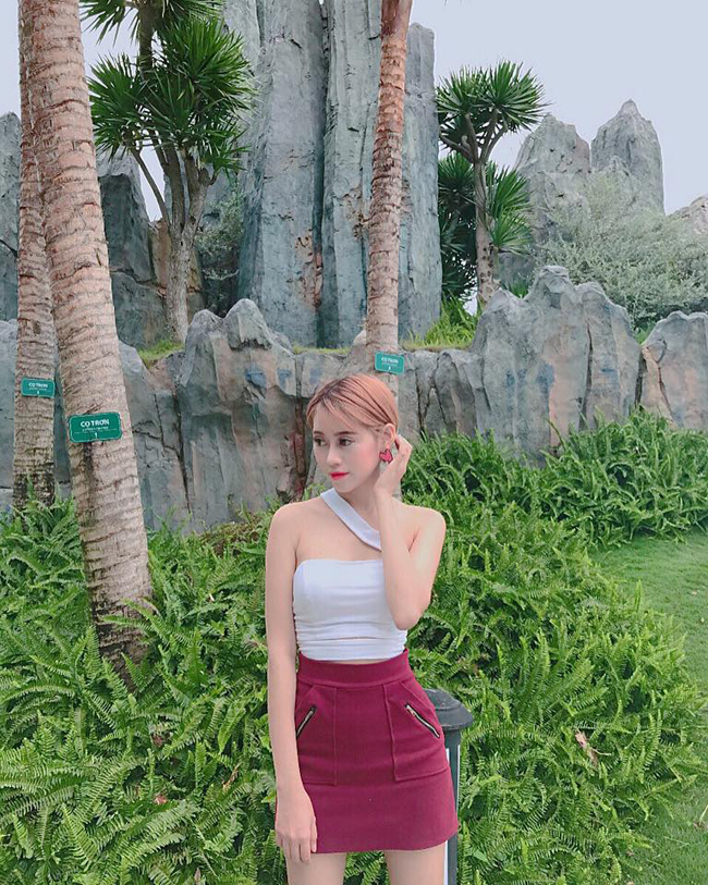 Cô gái ngoáy mũi, chỉnh áo ngực trước cửa kính ô tô là ai?-20