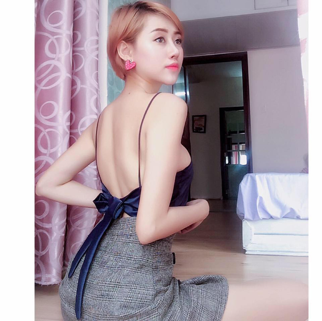 Cô gái ngoáy mũi, chỉnh áo ngực trước cửa kính ô tô là ai?-4