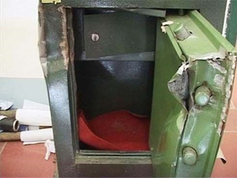 Phá két sắt thấy 2,6 tỉ đồng, trộm luôn máy đếm tiền để đếm tiền chia nhau