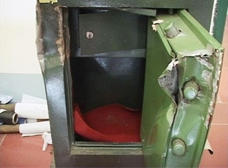 Phá két sắt thấy 2,6 tỉ đồng, trộm luôn máy đếm tiền để đếm tiền chia nhau-1