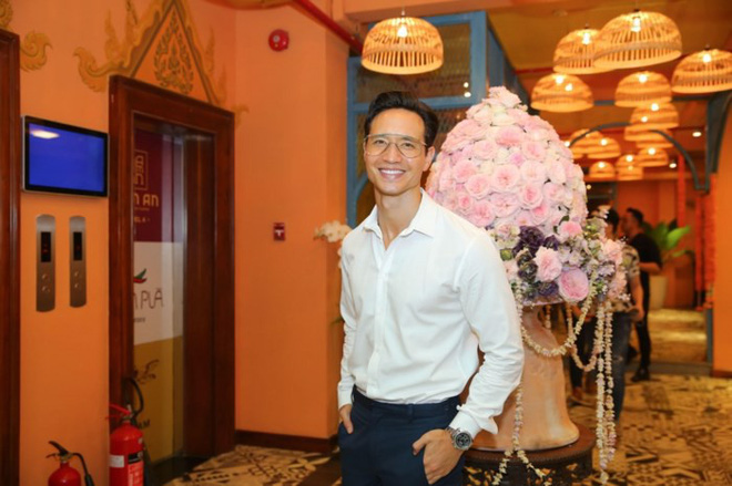 Nam tính ngời ngời, nhưng Kim Lý lại đụng hàng hết áo phông đến kính mắt với Kỳ Duyên-3