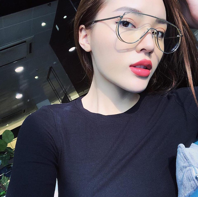 Nam tính ngời ngời, nhưng Kim Lý lại đụng hàng hết áo phông đến kính mắt với Kỳ Duyên-6
