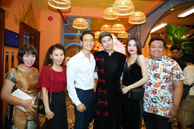 Nam tính ngời ngời, nhưng Kim Lý lại đụng hàng hết áo phông đến kính mắt với Kỳ Duyên-2