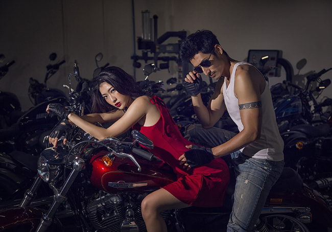 Siêu mẫu tạo hình bên môtô đốn tim phái mạnh-1