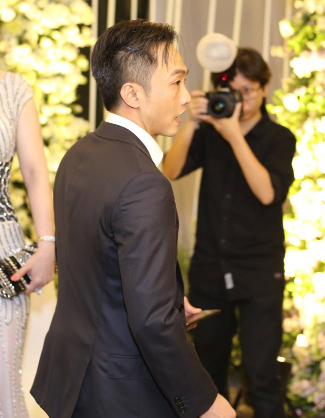 Cường Đô la công khai hôn Đàm Thu Trang trước trăm ánh mắt-4