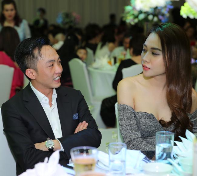 Cường Đô la công khai hôn Đàm Thu Trang trước trăm ánh mắt-5