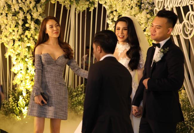 Cường Đô la công khai hôn Đàm Thu Trang trước trăm ánh mắt-3