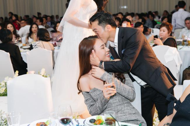 Cường Đô la công khai hôn Đàm Thu Trang trước trăm ánh mắt-6