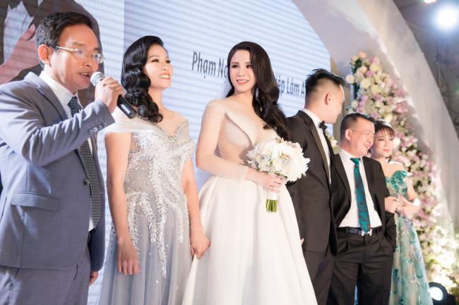 Cường Đô la công khai hôn Đàm Thu Trang trước trăm ánh mắt-22