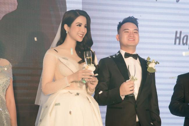 Cường Đô la công khai hôn Đàm Thu Trang trước trăm ánh mắt-20