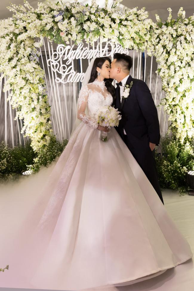 Cường Đô la công khai hôn Đàm Thu Trang trước trăm ánh mắt-15