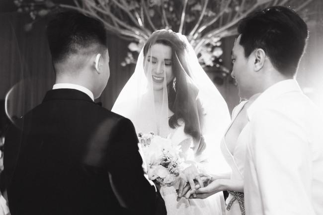 Cường Đô la công khai hôn Đàm Thu Trang trước trăm ánh mắt-14