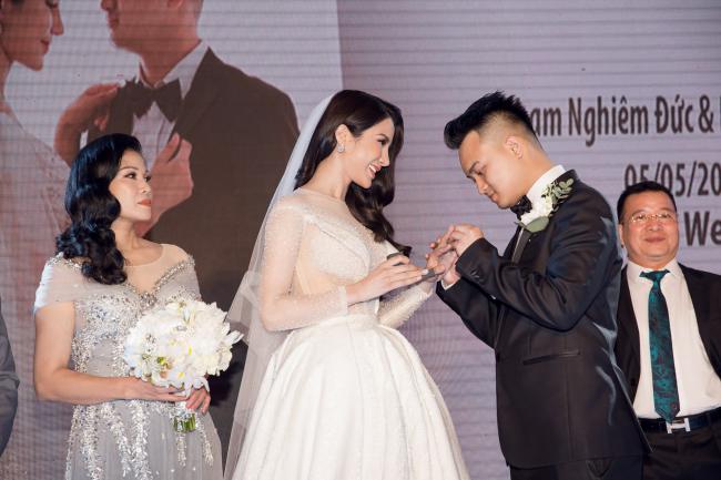 Cường Đô la công khai hôn Đàm Thu Trang trước trăm ánh mắt-16