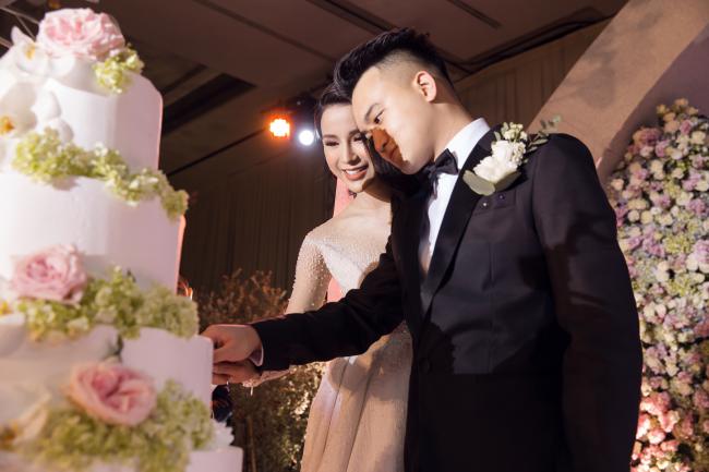 Cường Đô la công khai hôn Đàm Thu Trang trước trăm ánh mắt-18