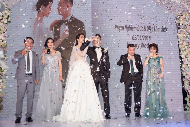 Cường Đô la công khai hôn Đàm Thu Trang trước trăm ánh mắt-21