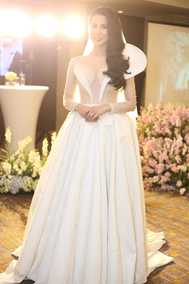 Cường Đô la công khai hôn Đàm Thu Trang trước trăm ánh mắt-12