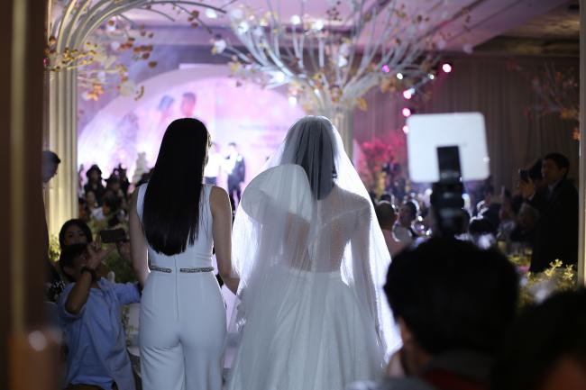 Cường Đô la công khai hôn Đàm Thu Trang trước trăm ánh mắt-13