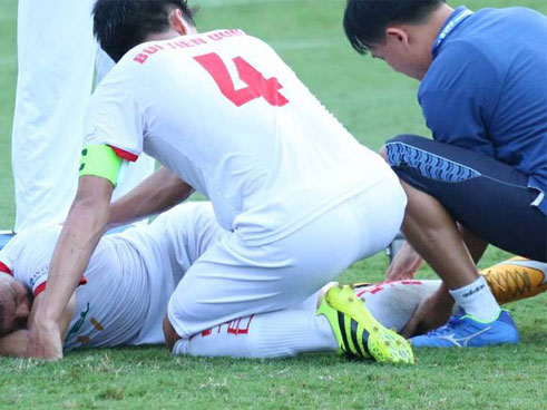 Sốc: Trọng tài bật khóc sau khi chứng kiến thủ môn gãy chân rùng rợn-2