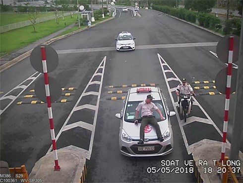 Taxi đâm trực diện, hất nhân viên an ninh sân bay lên nắp capo