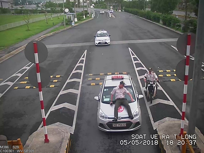Taxi đâm trực diện, hất nhân viên an ninh sân bay lên nắp capo-1
