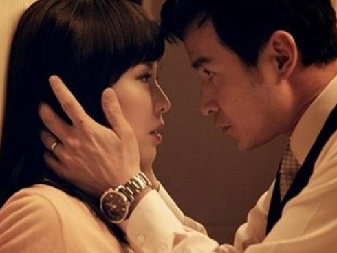 Sắp cưới chồng, nghỉ lễ về quê họp lớp, tôi mê muội ngủ với mối tình đầu