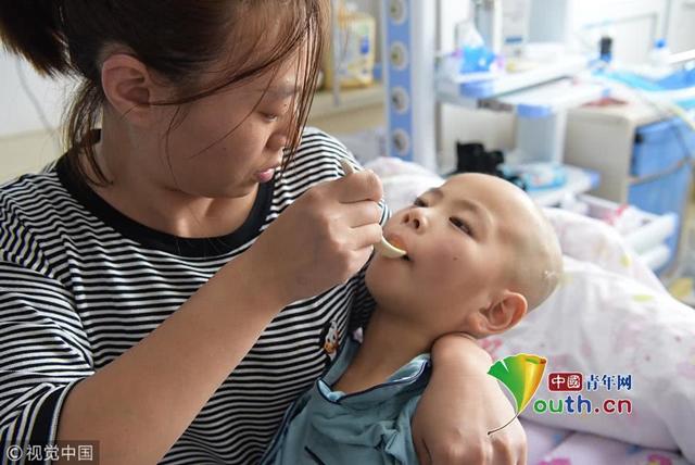 Bé trai 6 tuổi mỗi ngày phải tiêm 200 mũi vì một trận sốt cao 41,5 độ-4