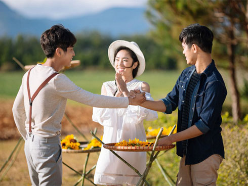 Xôn xao clip nam thanh niên bị cô gái tát chảy máu miệng nhưng vẫn cúi đầu nói Anh xin lỗi em-2