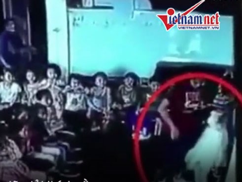 Cô giáo kéo lê bé gái 5 tuổi, đập đầu vào tủ