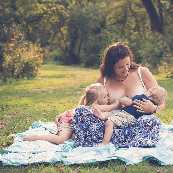 Bộ ảnh thiêng liêng mẹ cho 2 con bú cùng lúc đẹp đến nao lòng-2