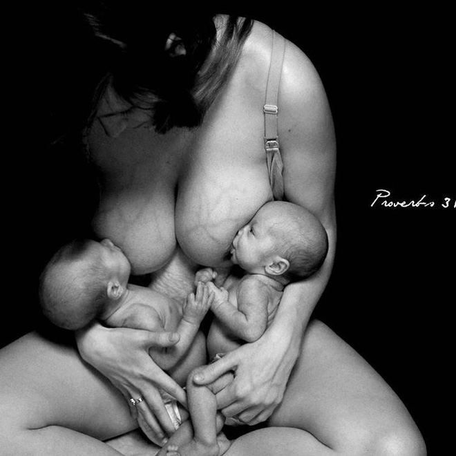 Bộ ảnh thiêng liêng mẹ cho 2 con bú cùng lúc đẹp đến nao lòng-3