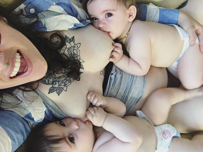 Bộ ảnh thiêng liêng mẹ cho 2 con bú cùng lúc đẹp đến nao lòng-6