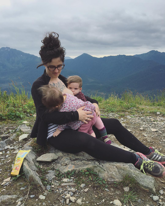 Bộ ảnh thiêng liêng mẹ cho 2 con bú cùng lúc đẹp đến nao lòng-9