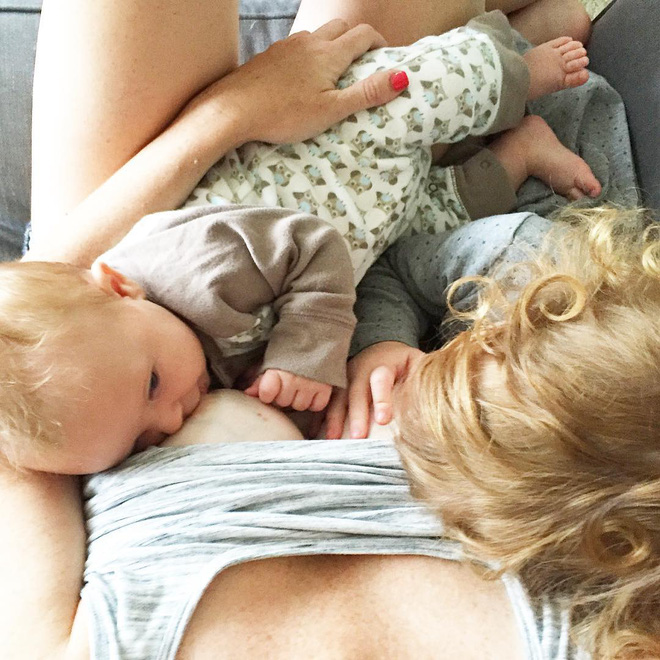 Bộ ảnh thiêng liêng mẹ cho 2 con bú cùng lúc đẹp đến nao lòng-10