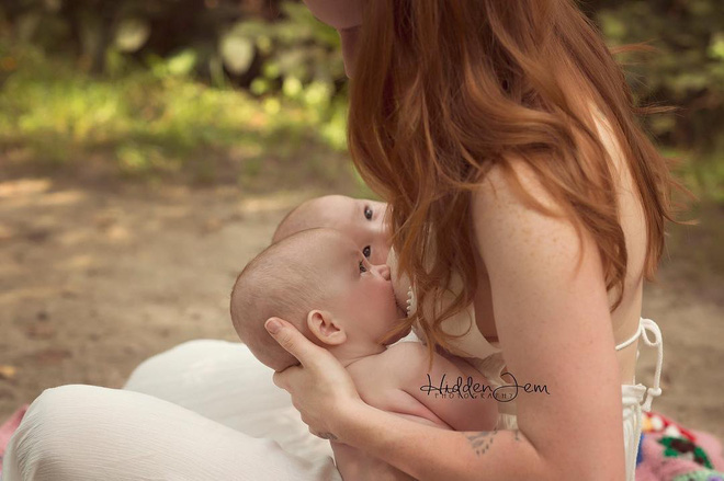 Bộ ảnh thiêng liêng mẹ cho 2 con bú cùng lúc đẹp đến nao lòng-12