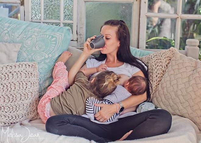 Bộ ảnh thiêng liêng mẹ cho 2 con bú cùng lúc đẹp đến nao lòng-16