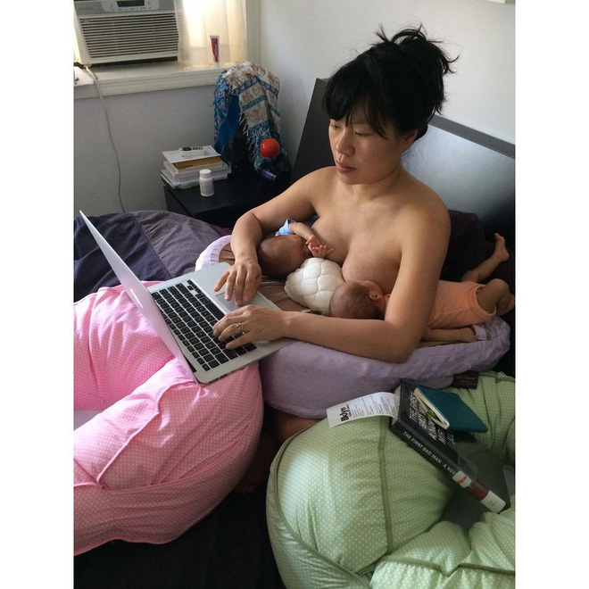 Bộ ảnh thiêng liêng mẹ cho 2 con bú cùng lúc đẹp đến nao lòng-17