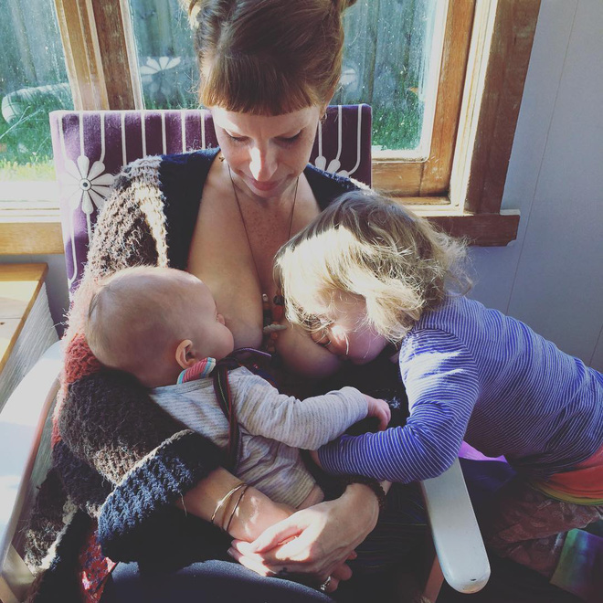 Bộ ảnh thiêng liêng mẹ cho 2 con bú cùng lúc đẹp đến nao lòng-18