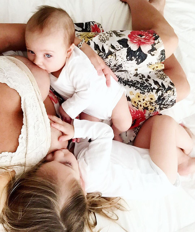 Bộ ảnh thiêng liêng mẹ cho 2 con bú cùng lúc đẹp đến nao lòng-24