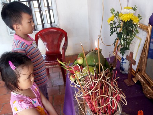 Ánh mắt ngây thơ của 2 đứa trẻ trước di ảnh người mẹ vừa mất vì ung thư, bố mắc bệnh hiểm nghèo