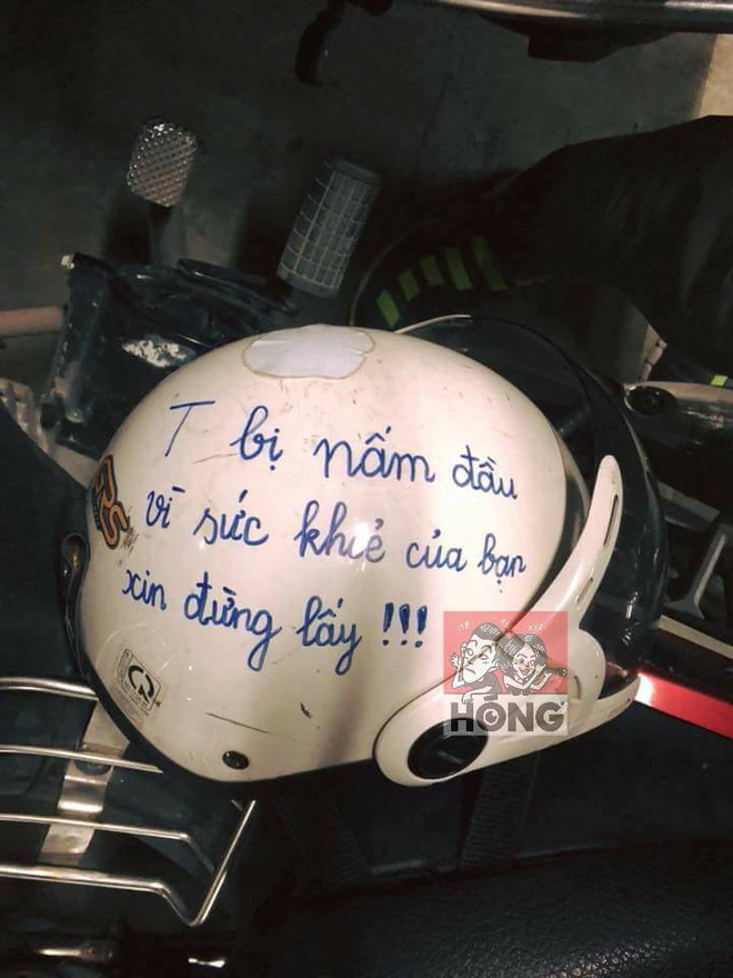 Dòng chữ nắn nót trên mũ bảo hiểm và vali chật ních BVS khiến dân mạng thắc mắc-6