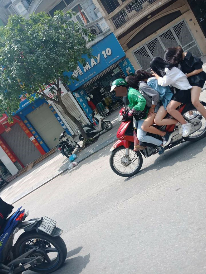 Dòng chữ nắn nót trên mũ bảo hiểm và vali chật ních BVS khiến dân mạng thắc mắc-5