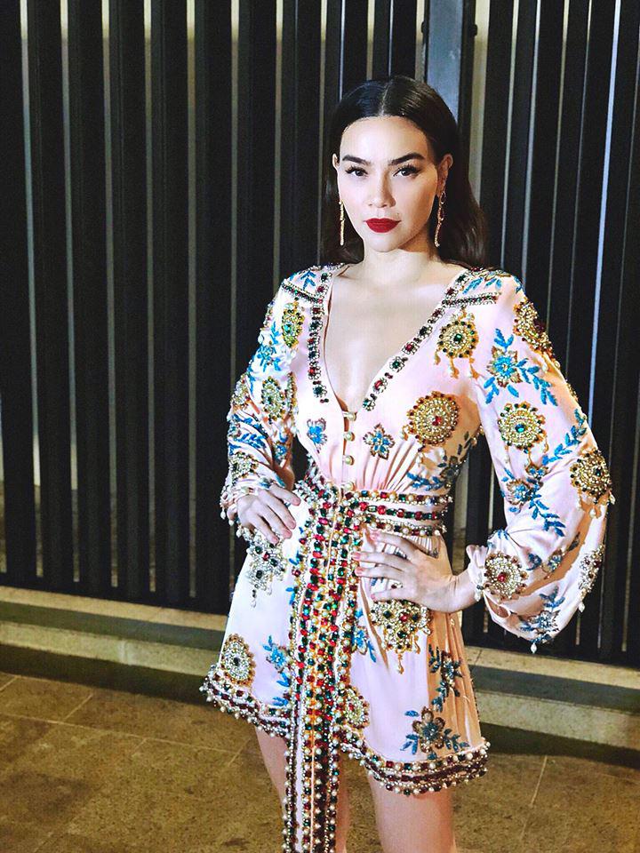 Hồ Ngọc Hà diện áo ngủ đính kết quyến rũ sánh đôi bên Kim Lý-1