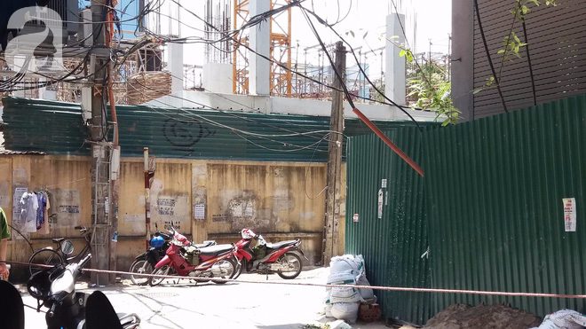 Ngồi uống trà đá ở Thái Hà, hai thanh niên bị thang vận rơi trúng-2
