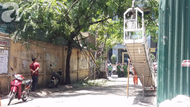Ngồi uống trà đá ở Thái Hà, hai thanh niên bị thang vận rơi trúng-3