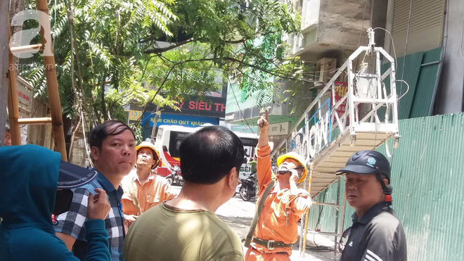 Ngồi uống trà đá ở Thái Hà, hai thanh niên bị thang vận rơi trúng-6