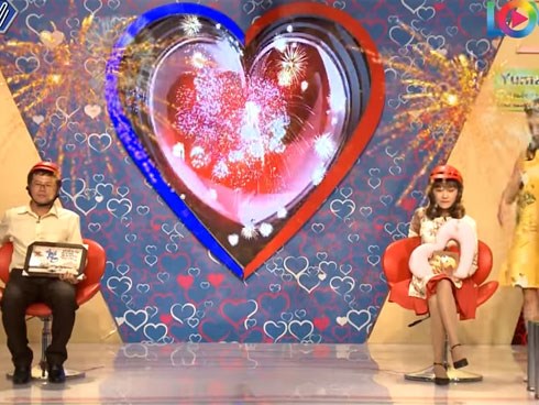 Hết hồn với anh chàng vừa hát vừa múa, còn mang mũ bảo hiểm lên tặng bạn gái