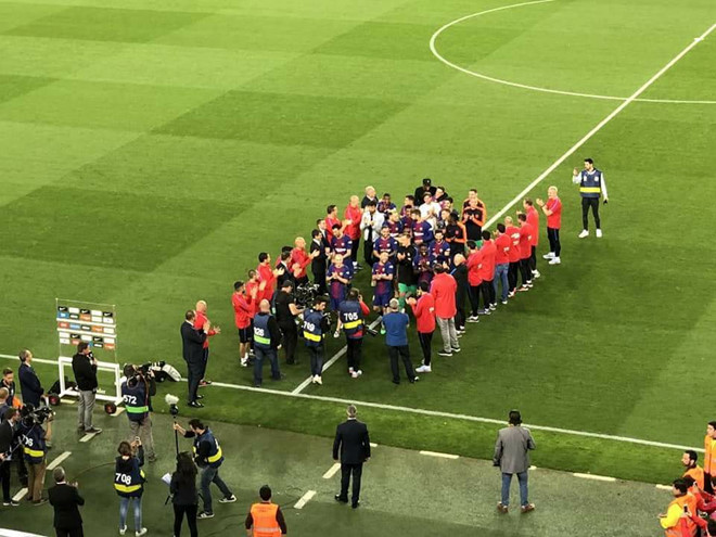 Real không xếp hàng chào tân vương, Barca gọi nhân viên ra thay thế-1