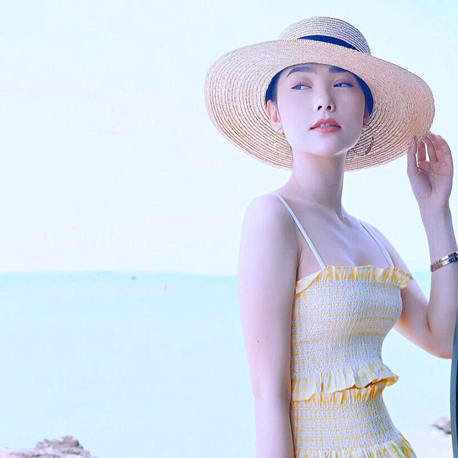 Học sao Việt cách chọn và kết hợp mũ cói sao cho thật duyên dáng khi diện cùng trang phục hè-7